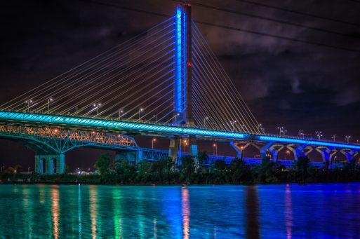Pont Samuel-De Champlain - Long de près de trois kilomètres et demi, le pont Champlain offre un passage qui permet aux véhicules, aux piétons et aux cyclistes